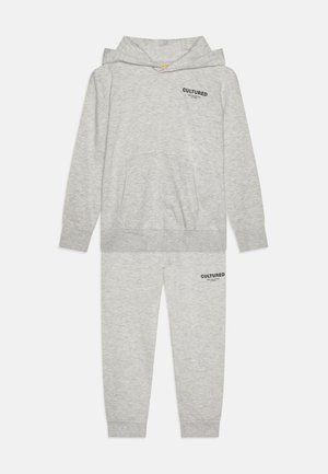 Sivi pamukasti dukserica i trenirka sa kapurom, kengurskim džepom i natpisom "CULTURED" na oba komada. Mekani materijal, rebraste manžetne.