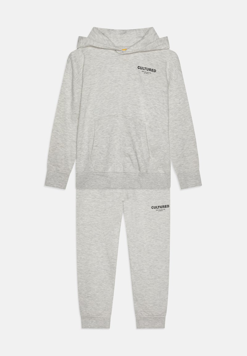 Sivá bavlnená súprava mikiny a teplákov s kapucňou, klokankou a textom "CULTURED" na oboch kusoch. Mäkka textúra, rebrované manžety.