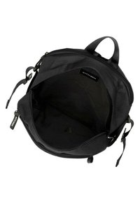 Zaino in tessuto nero con chiusura a zip e maniglia superiore, dotato di un ampio interno non foderato e un'etichetta del marchio visibile all'interno.