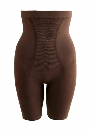 Hochgeschnittene Formshorts in Braun, gefertigt aus einem glatten, dehnbaren Material mit einem strukturierten Muster und einer enganliegenden Passform an den Oberschenkeln.