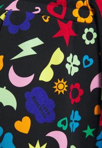 Czarna tkanina pokryta kolorowymi wzorami graficznymi, w tym sercami, gwiazdkami, kwiatami i okularami przeciwsłonecznymi, z logo "Love Moschino".