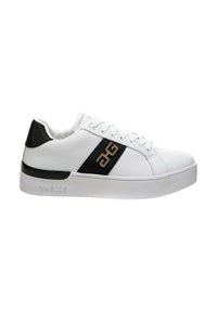 Sneaker bianco con accenti neri, caratterizzato da una superficie texturizzata, dettaglio con logo sul lato e una suola spessa bianca. Progettato per un uso casual.