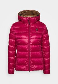 Doudoune fuchsia avec capuche, texture matelassée, fermeture éclair frontale et doublure intérieure marron. Comprend un petit logo sur la poitrine.