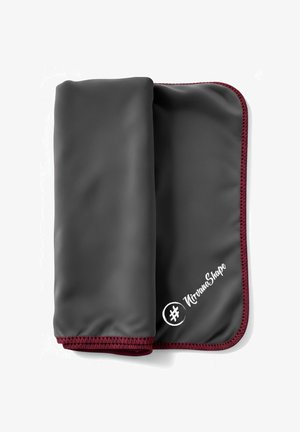 Graue Fitnessmatte mit kastanienbraunen Rändern und Naht, mit weißem Logo in der unteren Ecke. Glatte Oberfläche, rechteckige Form, tragbares Design.