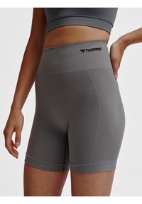 Grijze sportshorts van rekbaar materiaal met een hoge tailleband, textuurdetails en een klein logo aan de bovenkant.