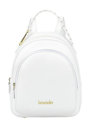 Zaino compatto in pelle bianca con cerniere dorate, borchie sulle cinghie e logo "braccialini" sulla tasca frontale.