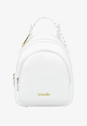 Zaino compatto in pelle bianca con cerniere dorate, borchie sulle cinghie e logo "braccialini" sulla tasca frontale.