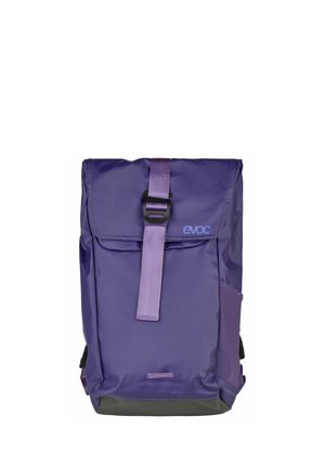 Zaino rettangolare viola con patta frontale fissata da una cinghia verticale con fibbia nera, dotato di tasca laterale in mesh e logo "evoc" sulla patta.