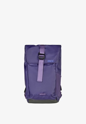 Sac à dos rectangulaire violet avec rabat avant sécurisé par une sangle verticale et une boucle noire, doté d'une poche latérale en filet et du logo "evoc" sur le rabat.