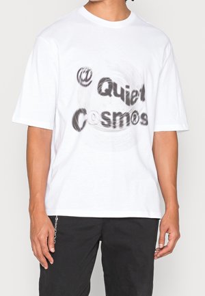 Weißes Baumwoll-T-Shirt mit kurzen Ärmeln, das auf der Vorderseite mit verzerrtem Design in schwarzer Schrift den Text "@ Quiet Cosmos" zeigt.