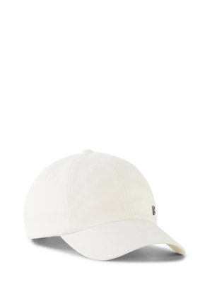 Casquette de baseball blanche unie avec une visière incurvée et un petit logo en métal sur le côté, présentée sur un fond blanc.