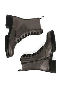 Metalické šedé kožené kotníčkové boty s kulatou špičkou, šněrováním vpředu a bočním zipem; texturovaný povrch a robustní černá gumová podrážka.