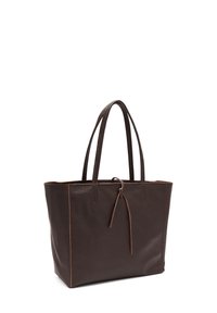 Borsa a spalla in pelle marrone con finitura texturizzata, doppi manici e dettaglio superiore arricciato con accenti di cucitura a contrasto.