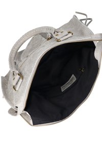 Borsa a tracolla in tessuto grigio con esterno testurizzato, zip dorata e fodera interna nera. Presenta una maniglia cucita e una tasca interna.