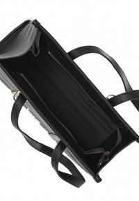 Borsa a mano in pelle nera con un ampio interno, tasca con zip, superficie liscia e doppi manici piatti. Apertura superiore, dettagli hardware minimi.