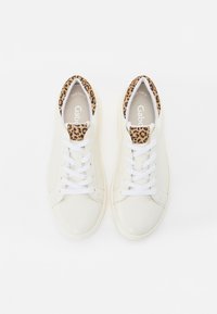 Sneakers in cuoio bianco con lacci bianchi, caratterizzati da una fodera con stampa leopardata lungo il bordo superiore. Texture liscia e design con punta rotonda.