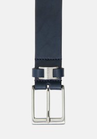 Cinturón de cuero azul marino con una textura suave, que presenta una hebilla de metal plateado y un sujetador metálico. Detalles de costura cerca del área de la hebilla.