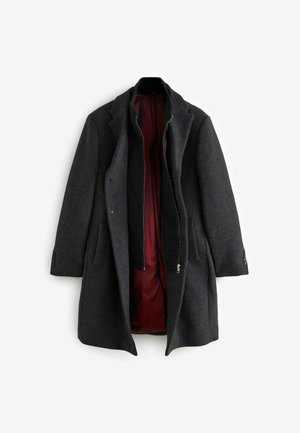 Tmavošedý vlněný kabát s klopami a dvěma předními kapsami; má vínovou podšívku a hladký vnější povrch.
