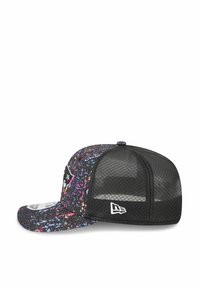 La casquette présente un arrière en maille noire avec un motif éclaboussé coloré à l'avant. Visière noire unie ; logo sur le côté.