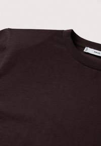 Mørkebrun bomulds T-shirt med rund hals, korte ærmer og en glat tekstur. Etiketten er synlig på den indvendige hals