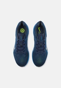 Nike Performance AIR WINFLO 11 - Chaussures de running sur route - midnight navy/white/star blue/dark obsidian/volt/black