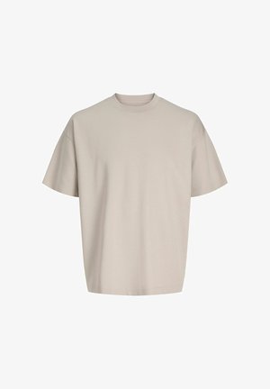 Beežist puuvillast lühikeste varrukatega T-särk, ümara kaelusega, lõdva lõike ja sileda tekstuuriga. Nähtavaid mustreid ega aksente ei ole.