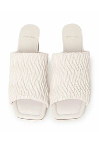 Witte, geweven slipper sandalen met een gestructureerde bovenkant en vierkante neus. Bevat zachte materialen en een minimalistisch ontwerp. Zichtbare merknaam: Miriade.