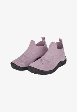 Lila Slip-On-Schuhe aus dehnbarem Strickmaterial mit einem strukturierten Muster, kontrastiert durch eine schwarze, strukturierte Gummisohle.