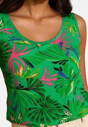 Groen tanktop met een tropisch bladpatroon in roze, geel en blauw. De halslijn is rond en de stof heeft een gladde textuur.