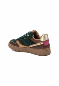Zapatilla multicolor con parte superior de ante verde, detalles de cuero marrón, herrajes dorados y un detalle en el talón rosa. Suela de goma con tread texturizado.