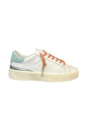 Baskets en cuir blanc avec des accents en suede bleu clair, bande latérale argentée et lacets orange. Semelle en caoutchouc plate avec un motif texturé.