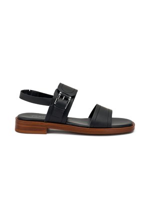Sandalo in pelle nera con due ampie cinghie e chiusura con fibbia sul retro. Presenta una suola nera liscia e un tacco in legno marrone a contrasto.