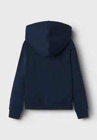 Sudadera azul marino con una textura suave, que cuenta con una gran capucha, mangas largas y puños y dobladillo acanalados. Diseño simple, sin logotipos ni patrones visibles.