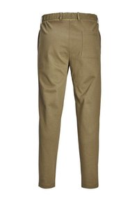 Pantalons khaki avec une texture lisse, taille élastique, jambe fuselée et détail de poche arrière. Conçus à partir d'un matériau doux.