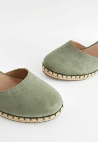 Next FOREVER COMFORT CLOSED TOE -REGULAR FIT - Keilpumps - green