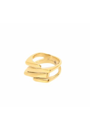 Anillo chapado en oro con un diseño abstracto, que presenta una banda lisa y redondeada y tres acentos curvos superpuestos.