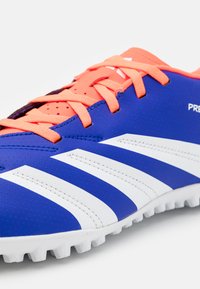 adidas Performance PREDATOR CLUB - Botines de fútbol para césped - lucid blue/footwear white/solar red