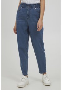 Oxmo OXANN - Pieguloša piegriezuma džinsi - mid blue denim