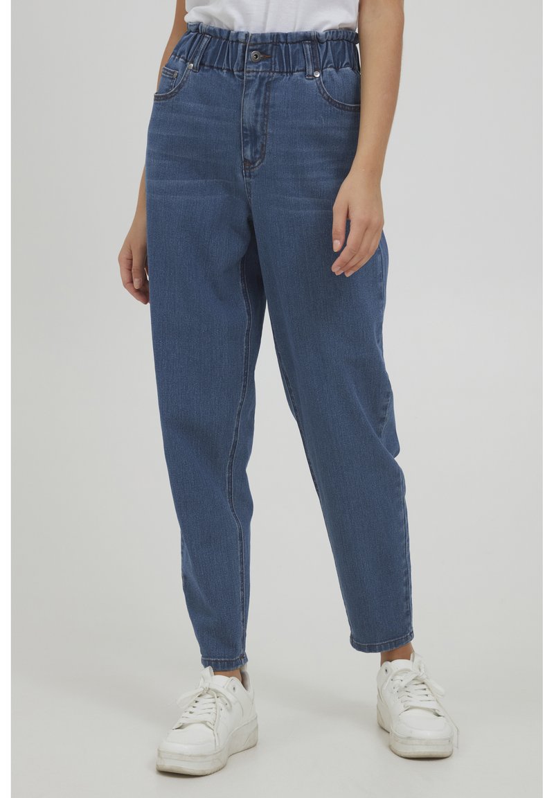 Oxmo OXANN - Pieguloša piegriezuma džinsi - mid blue denim
