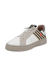 Sneaker mit einem weißen Leder-Obermaterial, beige Wildleder-Akzenten, schwarzen und goldenen gestreiften Details und einem roten Herz-Logo an der Seite.