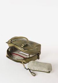 Borsa in pelle verde oliva con manici doppi, chiusura con zip e interno beige. Include una piccola pochette con zip con un motivo testurizzato.