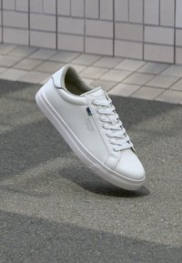 Unselected, bright white