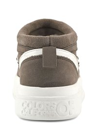 Zapatilla de ante marrón con suela blanca y detalle de franja blanca, vista trasera que muestra el cuello acolchado y el logotipo "Colors of California" embosado en la suela.