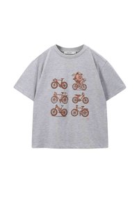 Lichtgrijze T-shirt met korte mouwen en zes bruine illustraties van fietsen, waaronder één met een cartoonfiguur die op een fiets rijdt.