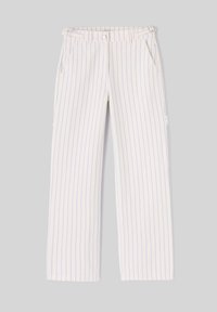 Pantalons larges blancs à fines rayures bleues, taille ceinturée, poches avant et texture de tissu lisse.