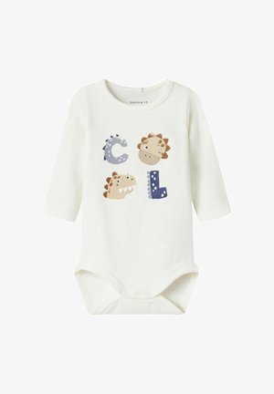 Weißer Baby-Body mit langen Ärmeln, auf dem vorne dinosaurier-inspirierte Buchstaben in Blau- und Brauntönen "COOL" schreiben.