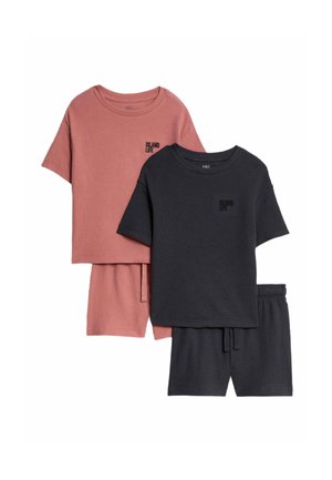 Das Baumwoll-Zwei-teilig-Set umfasst ein pinkes und ein dunkelgraues Kurzarmshirt mit dem Aufdruck "ISLAND LIFE", kombiniert mit passenden Shorts. Waffelstruktur.
