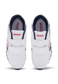Zapatillas Reebok blancas con acentos en azul marino, correas de gancho y bucle, punta redondeada, cuello acolchado y suela de goma texturizada.