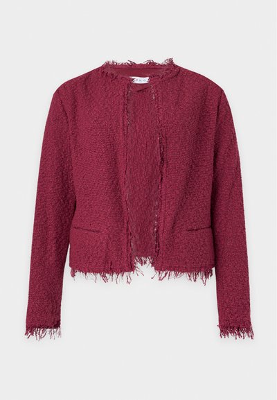 Veste texturée rouge foncé avec manches longues, bords bruts effilochés au col, à l’ourlet, aux poignets et à l’ouverture devant, avec deux poches frontales.