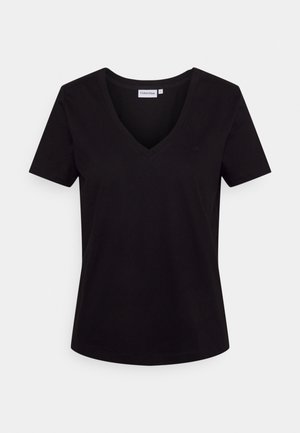 Czarny t-shirt z krótkim rękawem i dekoltem w serek, z metką Calvin Klein wewnątrz kołnierza, prosty wzór i subtelne logo CK na piersi.